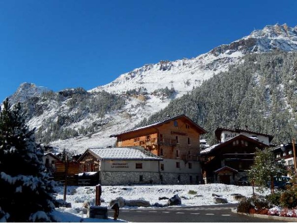 Photo de chalet montagnard avec de la neige